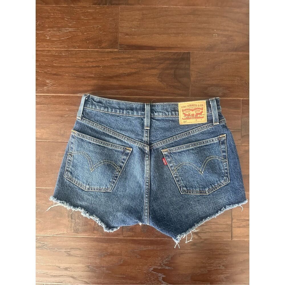 Levi’s 501 5 Button cutoff jean shorts medium wash 26